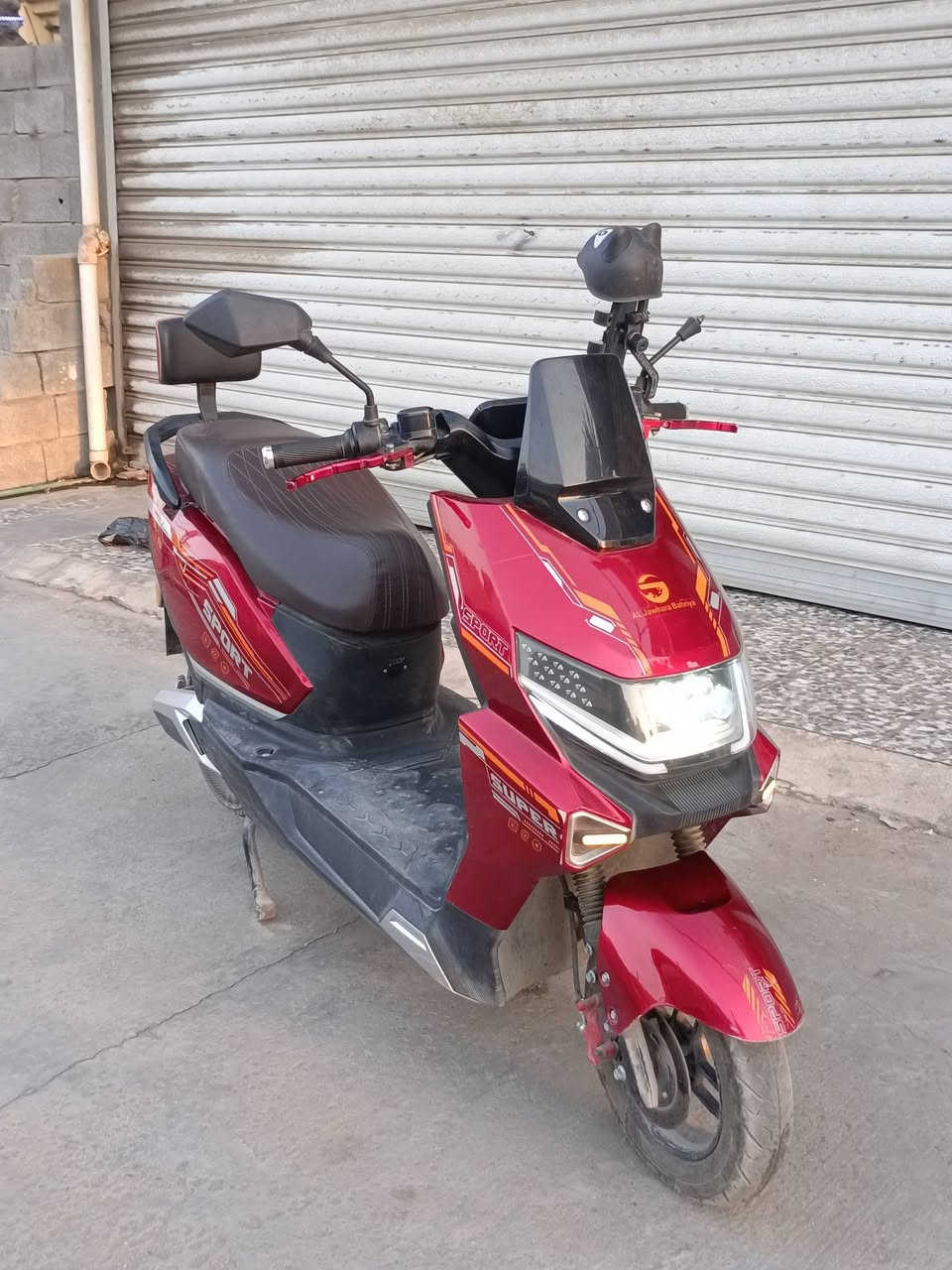 ‏السلام عليكم 🛑
‏🛵دراجه شحن سكنس نثيه
‏موديل 2025
‏💿تايرات جدد جوبلس
‏⚡ملف 2000 نحاس 
‏🦾سرعه ٩٠كم.س
‏🔋٦بطاريات كبار 
‏🪉جهاز انذار لمنع السرقات
‏دبل سويج وتشغيل بصمه عن بعد ومنضومه زنون عدسه وبيها نظام بك R🛑 وشاشه اعطال 
‏ واحله من الصوره السعر 550 وبيها مجال للطيبين المكان بغداد زعفرانيه
‏للاستفسار ***********
‏

