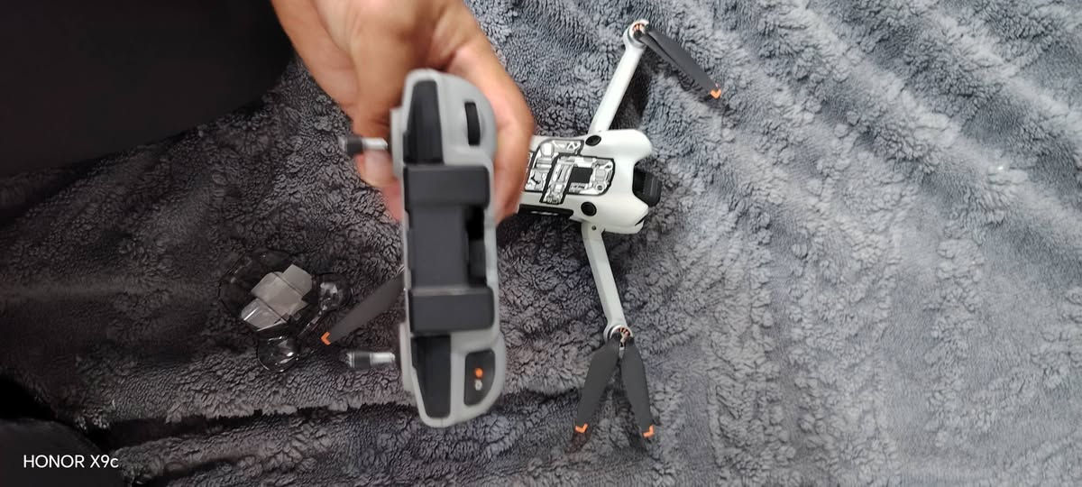 درون MINI 4 PRO للبيع جديده مستخدمه بس ٥مرات مطيره وتصويره واضح يخبل وشرط ع فحص مكاني كوت الشراي يتواصل ع الرقم *********** بطاريات 3
