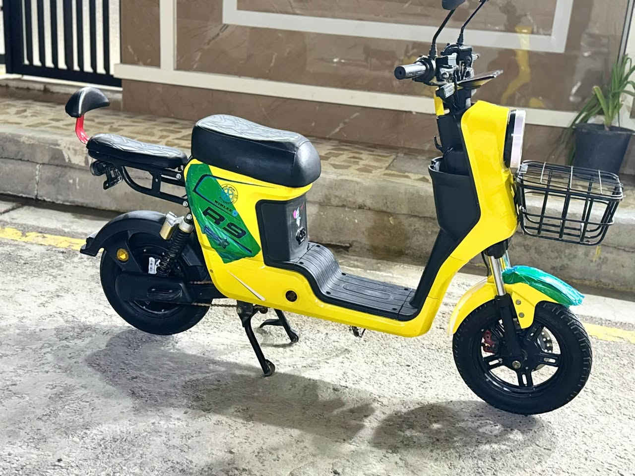 سلام وعليكم
R9
5 بطاريات دراجة جديدة شوفت عينك مابيها نقص بيها بس الدبل اشارة والاشارة ما تشتغل بطاريات جدد سعرها ٤٠٠ 
مكاني بغداد زعفرانية
***********
