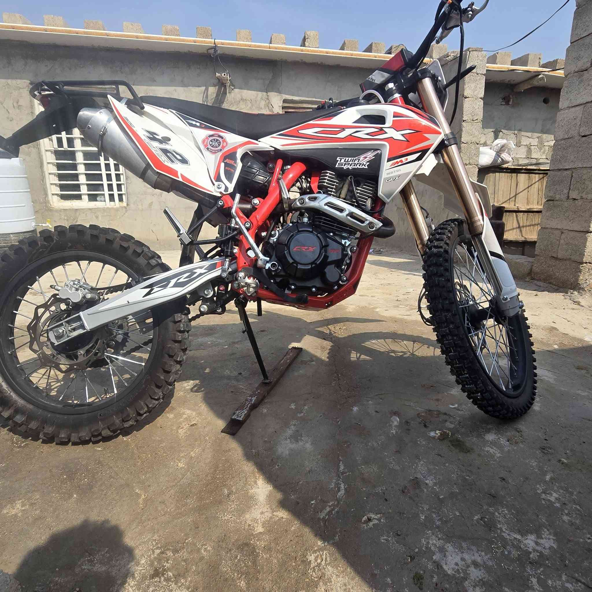 قفاز crx موديل 25  طالعه من الوكيل 26 المخرك 350cc ماشيه الفين ونص الدراجه النضافه 95 / 100 شلعه الصوت من كلشي جاهزه  السعر 1600 وبيه مجال للشراي *********** المكان ميسان الابتيره
