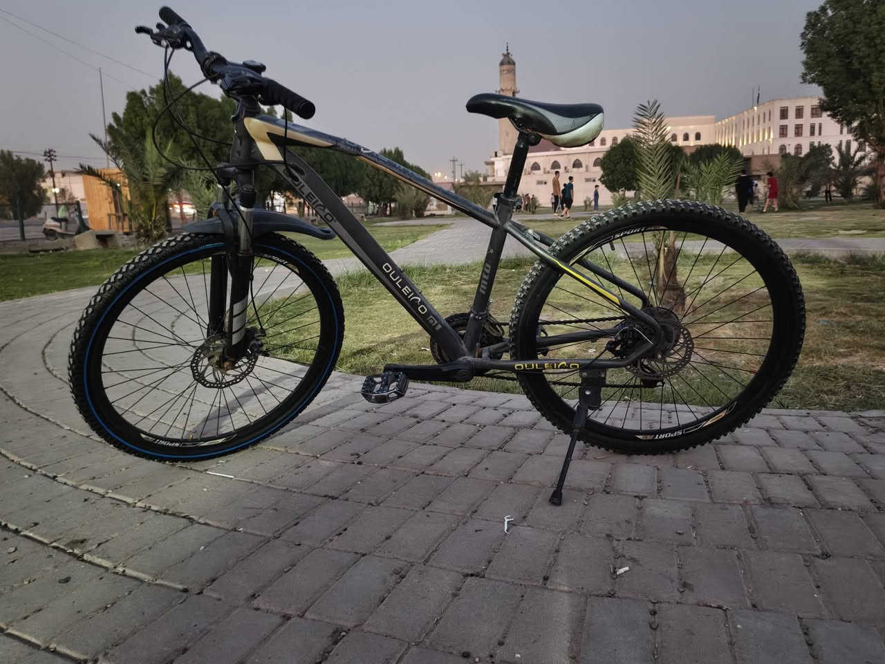 ​الماركة: OULEICO
الحالة:  بنظافة جيدة وجاهز للاستخدام مباشرةً.
​المواصفات:
​دراجة جبلية (Mountain Bike) متينة ومناسبة لكافة الطرق.
​نظام فرامل ديسك (Disk Brakes) أمامي وخلفي لقوة توقف ممتازة.
​ممتص صدمات (جامبينات) أمامي لسياقة مريحة في المطبات.
​دبلات وشاسيه قوي مع تايرات جبلية ذات ثبات عالٍ.
​السعر: [110] ألف دينار (قابل للتفاوض ).
​الموقع: [بغداد السيديه قرب تقاطع درويش]
​للتواصل والاتجاه: [***********]
