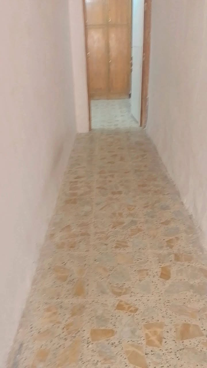 السلام عليكم بيت للايجار بمنطقه البلديات شارع مصرف يوم معجنات عسل مساحه 120 الايجار 350 لو حابين تتصلوا على هذا الرقم على الواتساب ***********
