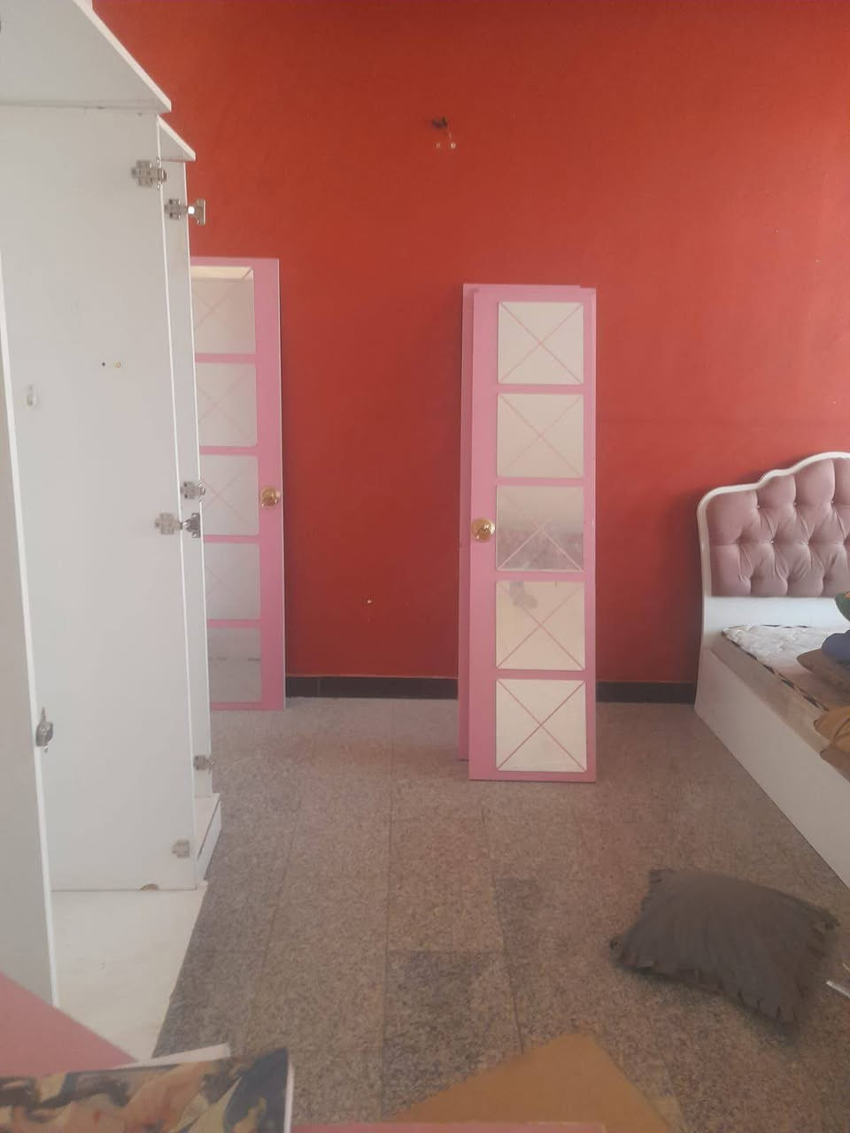 سلام عليكم غراض مال بيت لبيع غرفه نوم كنتور وجرابي وميزامرايه وغساله نوعيه حديث وميز طاعم صاج اصلي ومكتب كامل بكاني بلديات ***********

