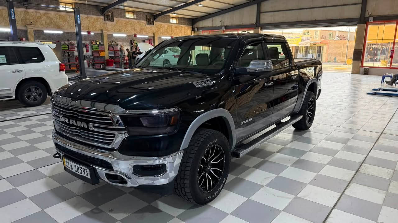 رام وارد خليجي*
مواصفات RAM 1500 موديل 2019*
*المحرك*: 5.7L HEMI V8 eTorque
*القوة*: 395 حصان تقريباً
*الكير*: 8 سرعات أوتوماتيك
*الدفع*: 4x4
- *المقاعد*: جلد + تدفئة وتبريد امامي
- *الستيرن*: تدفئة + تحكم
- *السقف*: فتحة سقف بانوراما 
- *البانزين*: 26 غالون ~ 98 لتر
- *السحب*: توصل 11,500 lbs تقريباً
- شاشة 8.4" او 12" لمس + كاربلاي
- تشغيل عن بعد
- حساسات امامي خلفي + كاميرا
- مرايا تدفئة وطي كهربائي
- تبريد دبل زون عنوان بلد صلاح الدين ستفسار رقم ***********
