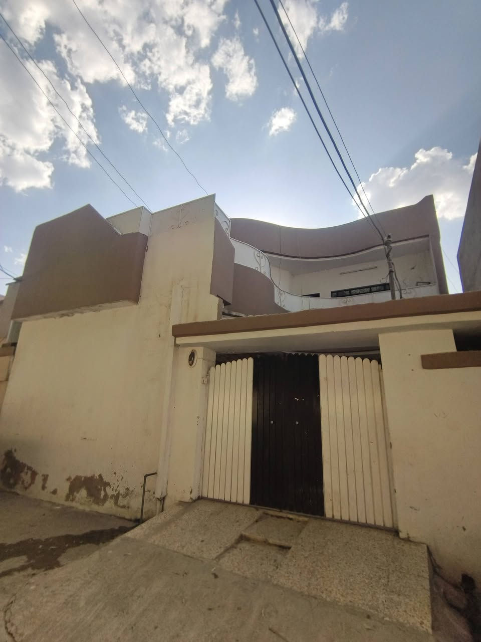 بيت طابقين للبيع في موصل حي الرشيدية قطاع 6 فرع متوسطة ابناء الاثير مساحة البيت 150 متر سند زراعي يحتوي على 6 غرف نوم +استقبال للأستفسار الاتصال على الارقام التالية 
*********** اسيا 
*********** كورك
