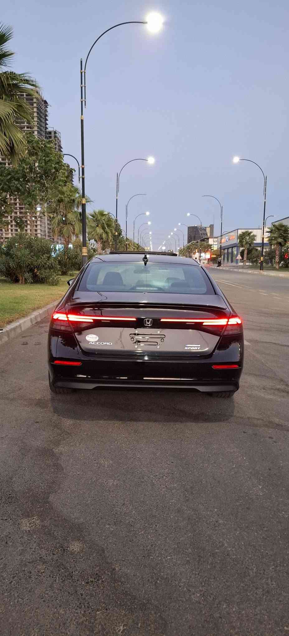 هوندا أكورد 2025 - فئة سبورت (Sport) 🚗.
📌 بيانات السيارة الأساسية:
الموديل: 2025
الفئة: سبورت / Sport
الممشى: 13,000 ميل فقط
🛠 تفاصيل البودي والضرر:
البودي: بونيد صبغ + جاملغ تعديل بارد (PDR) فقط.
البرشوت (الإيرباج): ستيرن + تحت الستيرن + دشبول (مفتوح سستم).
🌟 أبرز مواصفات فئة سبورت (Sport):
المحرك: 2.0 لتر هايبرد (أداء قوي واقتصادية بالوقود).
التصميم الخارجي:
ويل كب مقاس 19 إنش بتصميم رياضي مميز (Black Alloy).
سبويلر خلفي أسود لمظهر رياضي جذاب.
الشاشات والترفيه:
شاشة عرض لمسية كبيرة مقاس 12.3 إنش.
شاشة عدادات رقمية بالكامل (Digital Dashboard) مقاس 10.2 إنش.
دعم Apple CarPlay و Android Auto لاسلكياً (Wireless).
التجهيزات والراحة:
فتحة سقف.
مقعد السائق تحكم كهربائي.
ستيرن جلد رياضي مع دواسات تحكم بالسرعة خلف الستيرن (Paddle Shifters).
نظام تشغيل عن بعد + بصمة دخول وتشغيل.
إضاءة كاملة LED أمامية وخلفية.
أنماط قيادة متعددة (Sport / Normal / ECON).
أنظمة الأمان (Honda Sensing):
رادار تفاعلي ومثبت سرعة ذكي.
نظام المحافظة على المسار (Lane Keep Assist).
نظام الكبح التلقائي للطوارئ.
📞 للتواصل والاستفسار: [***********]
📍 المكان: [دهوك]
💰 السعر: [178 ومجال بسيط]
فقط بيع بدون مراوس سميل, دهوك
