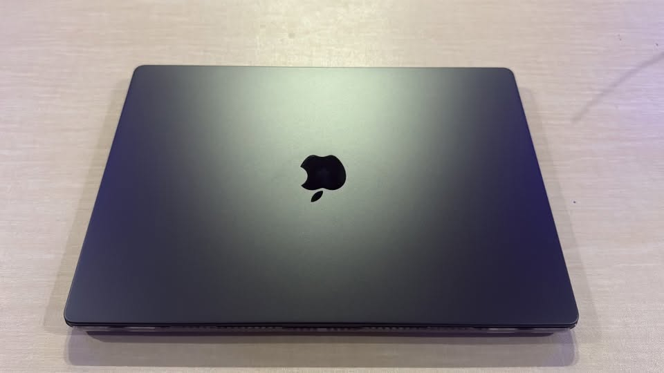 Macbook m4 pro 16 inch
يأتي جهاز MacBook Pro مقاس 16 بوصة (نوفمبر 2024) بشريحة Apple M4 Pro القوية وذاكرة وصول عشوائي (RAM) بسعة 48 جيجابايت، ويعمل بنظام macOS Tahoe (الإصدار 26.6.1). يتميز بشاشة Liquid Retina XDR مقاس 16 بوصة بدقة 3456 × 2234 بكسل ومساحة تخزين 512 جيجابايت SSD. الرقم التسلسلي للجهاز هو JQHFGW5QF3، وضمانه الرسمي ساري حتى 20 سبتمبر 2026. البطارية في حالة ممتازة حيث تبلغ السعة القصوى (Maximum Capacity) 100% مع حالة عادية (Normal)، ولم تتجاوز عدد دورات الشحن (Cycle Count) سوى 77 دورة.

Price : 3,550,000 IQD
Location : Erbil
Whatsapp : ***********
