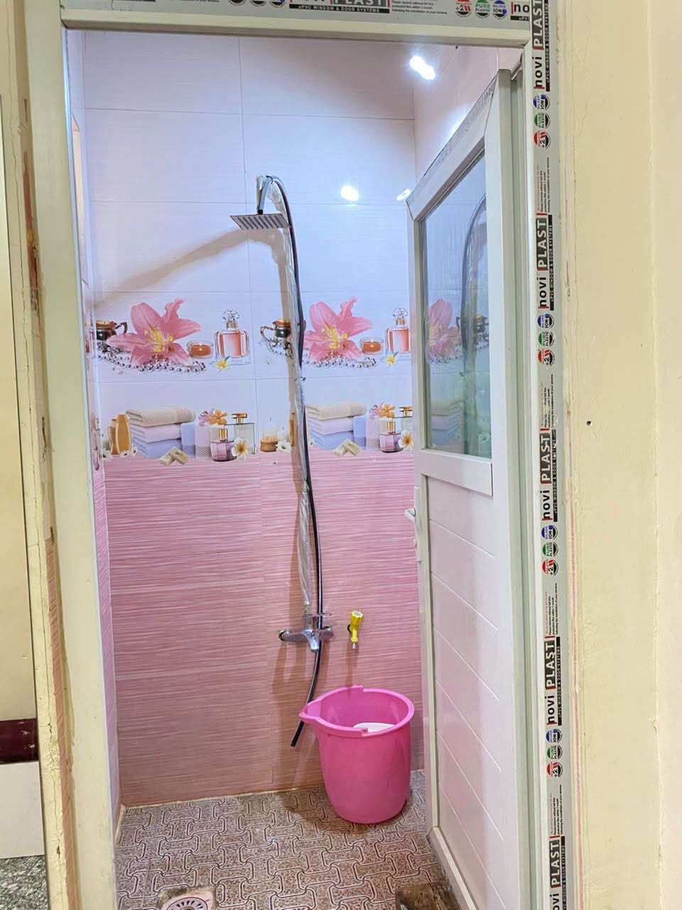 دار سكن للبيع مساحه 75متر طابق ونص 2 نوم صاله مطبخ صحيات مناور شارع الكهرباء قرب مدرسة زهور العراق اي استفسار تفضل *********** مكتب الزيدي للعقار
