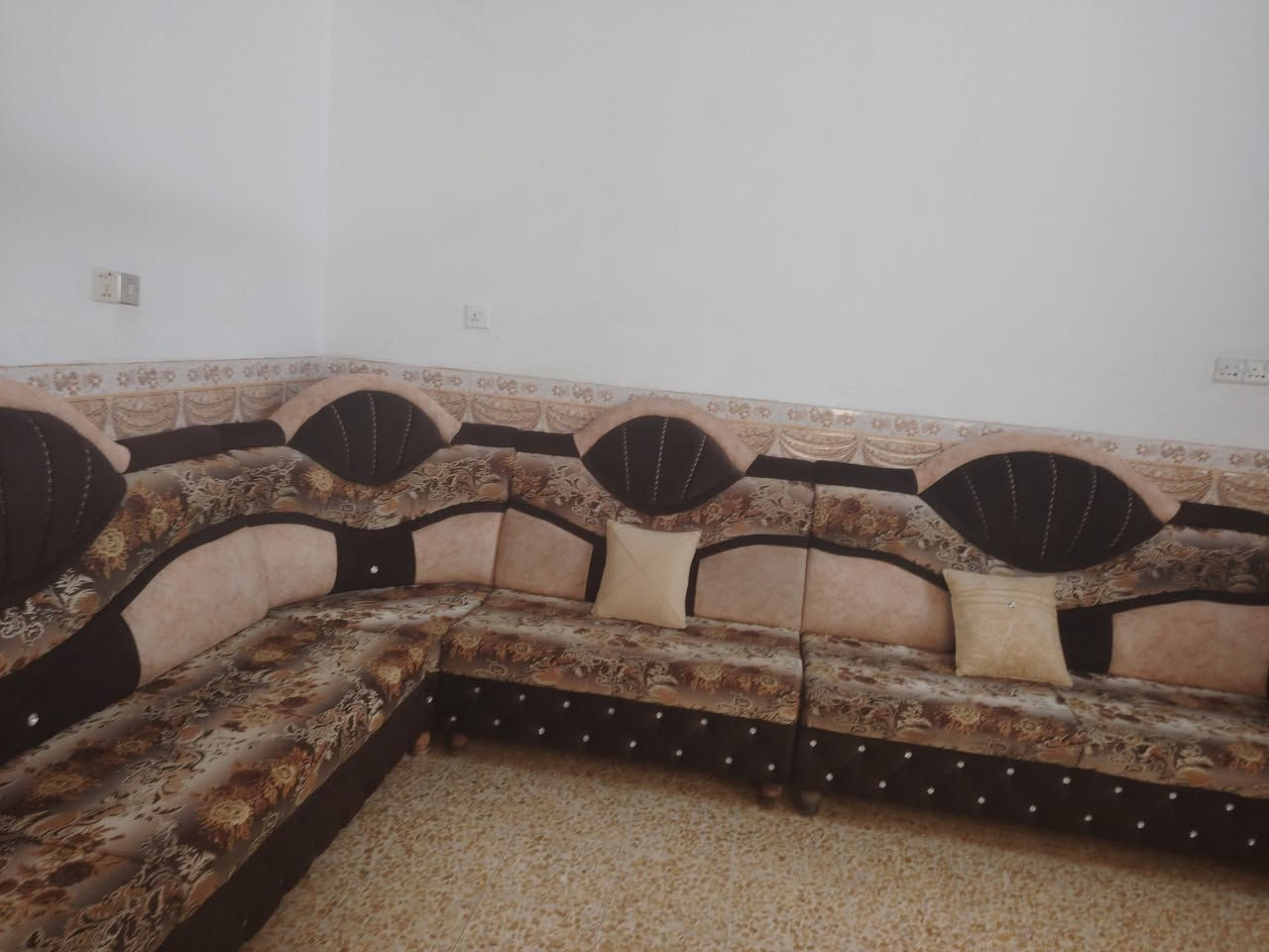 ديوان ١٢ مترللبيع اب شرط درجه اولى خشب عراقي زاويتين السعر ٨٢٥ الاستفسار على الرقم *********** وكورك ***********
