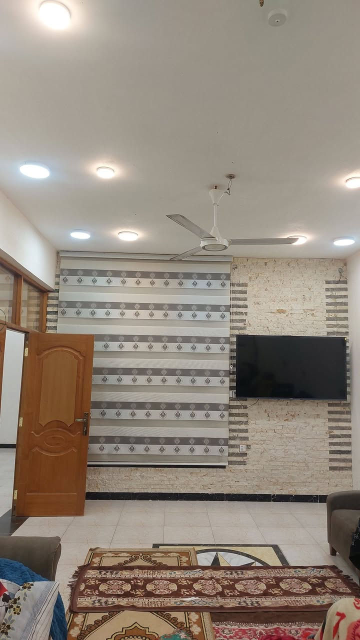 بيت في البيضاء درجه اوله مساحه 200متر 
طابق ونص يتكون من بناء ستقبال ومطبخ وصاله 
غرفتين نوم مع سويتات مع صحيات خارجيه 
الاتصال ***********اسياه ***********زين
