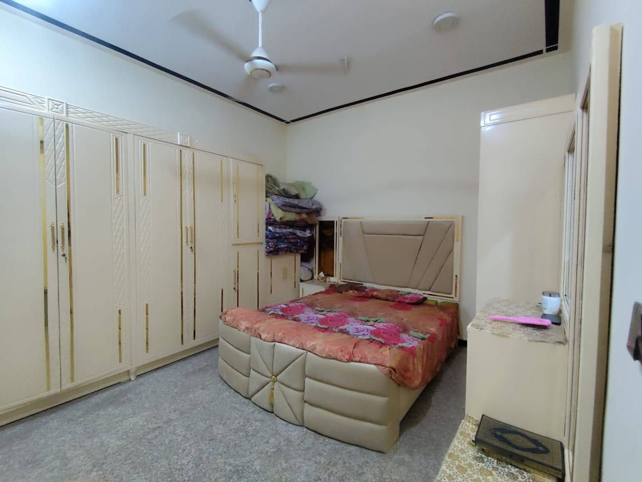 سلام عليكم بيت للبيع طابقين حديث طابو صرف ١٣٠ متر واجه ٧ نزال ١٨ ونص  في بعقوبه حي المعلمين قرب المدرسه العدنانيه مباشر بنص سوق الحي عن شارع الخدمي ١٠ متر / طابق الأول غرفه ستقبال صاله مطبخ صحيات طابق الثاني غرفتين صاله صحيات البيت كله كرانيت للإستفسار/***********
