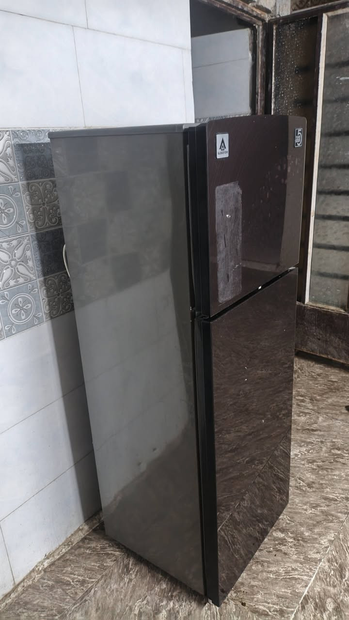 ثلاجه نضيفه وتبريدهه يخبل للبيع شركت الحافض موجود موصفاتهه للبيه سعرهع 125 مكاني بغداد جسر دياله ***********

