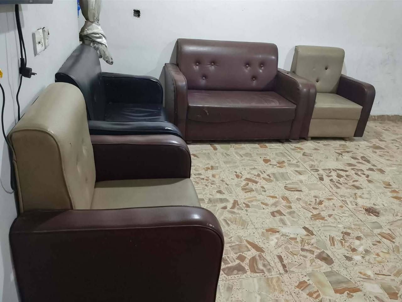 غرفه سعرها ٢٠٠ ميز بلازمه ١٠٠ تخم ٥٠ مكان زعفرانيه شارع الكهرباء ھ***********
