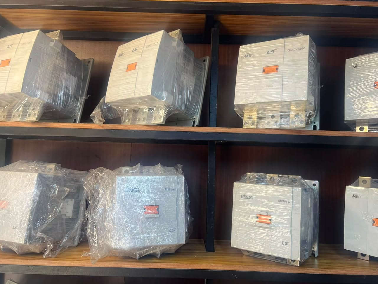 بسم الله الرحمن الرحيم 
يتوفر 
كوندكترات LS GMC_MC 500-600-800 

ثلاثه خطوط 
اصلي صنع في كوريا  
كويل 220V 

كميه محدوده 
للاستفسار المراسله  او الاتصال والمراسله على الرقم 
***********
