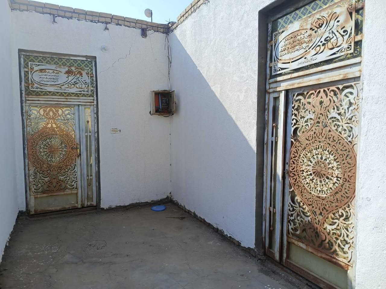 دار زراعي للبيع المساحه 225م يحتوي على استقبال ومطبخ وصاله وغرفتين وصحيات داخليه وخارجية نوع البناء طابوق +عكاده  موقع تجاري  العنوان سديناويه منطقه خلف الجسر على الشارع العام 
السعر 40مليون وقابل لتفاوض الاستفسار أكثر مراجعة مكتب الواثق أو الاتصال على الرقم التالي ***********
ملاحظة :الدار نقص أرضية فقط
