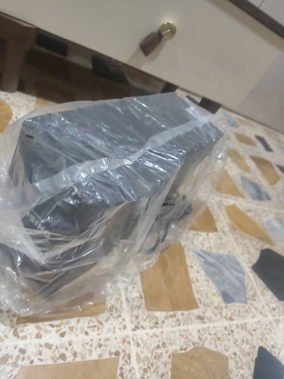 UPS 2000 
مستعمل يومين مابيه شي ما مفتوح لا عطل أخو الجديد يشغل بلاي ستيشن 5 و إكس بوكس سيريس إكس يطول 45 دقيقه بدون كهرباء 
لتواصل ***********
سعر مالته 80 الف
