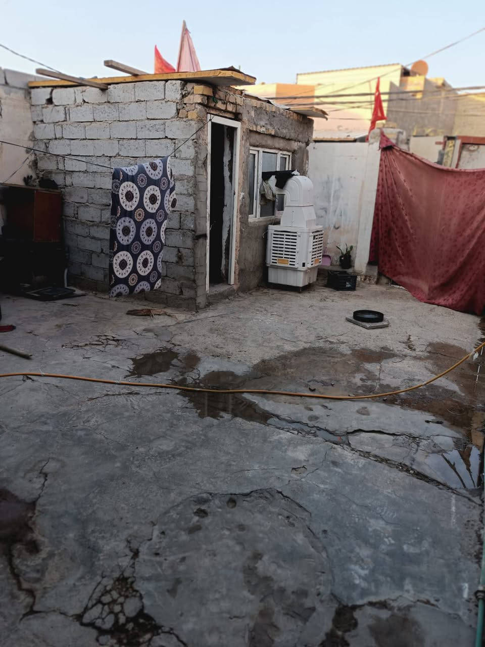 بيت مساحه 100 ب شارع مطار قديم  ب شارع مدرسة جناىن  غرفه وصاله ومطبخ  و منور  سعر 20  ***********
