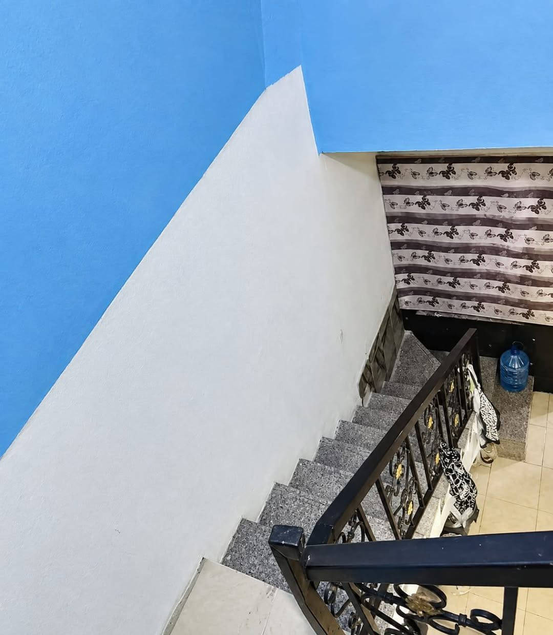 #بيت_للبيع
فرصة مناسبة للسكن والبيع مستعجل مع وجود مجال للتفاوض.

📍 الموقع: الصويرة – حي الزهور – شارع العمارة قرب مدرسة الحديد الهيكل
 المساحة: 100 متر مربع
 طابو صرف يتكون من طابقين
يتكون البيت من :  غرفتين نوم + مطبخ حار +مطبخ بارد+ حمام+ حمامات خارجية + صالة  + استقبال + سطحين

💰 السعر  :  75 مليون وبي مجال اذا شراي

📞 للتواصل والاستفسار:
***********
***********
