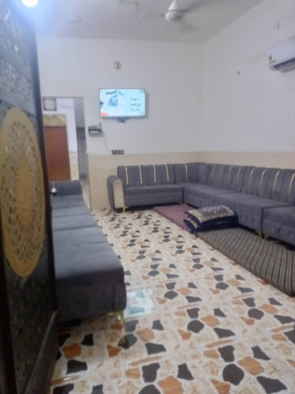مساء الخير 
مشتمل مجاور مجمع الرحاب مساحة 150 سابع بيت عن شارع 40 نوع الارض بيضاء ماشي بي معامله طابو وبي وصل مال بلديه خدمات كامله سعر 42 أو بي مجال ***********
