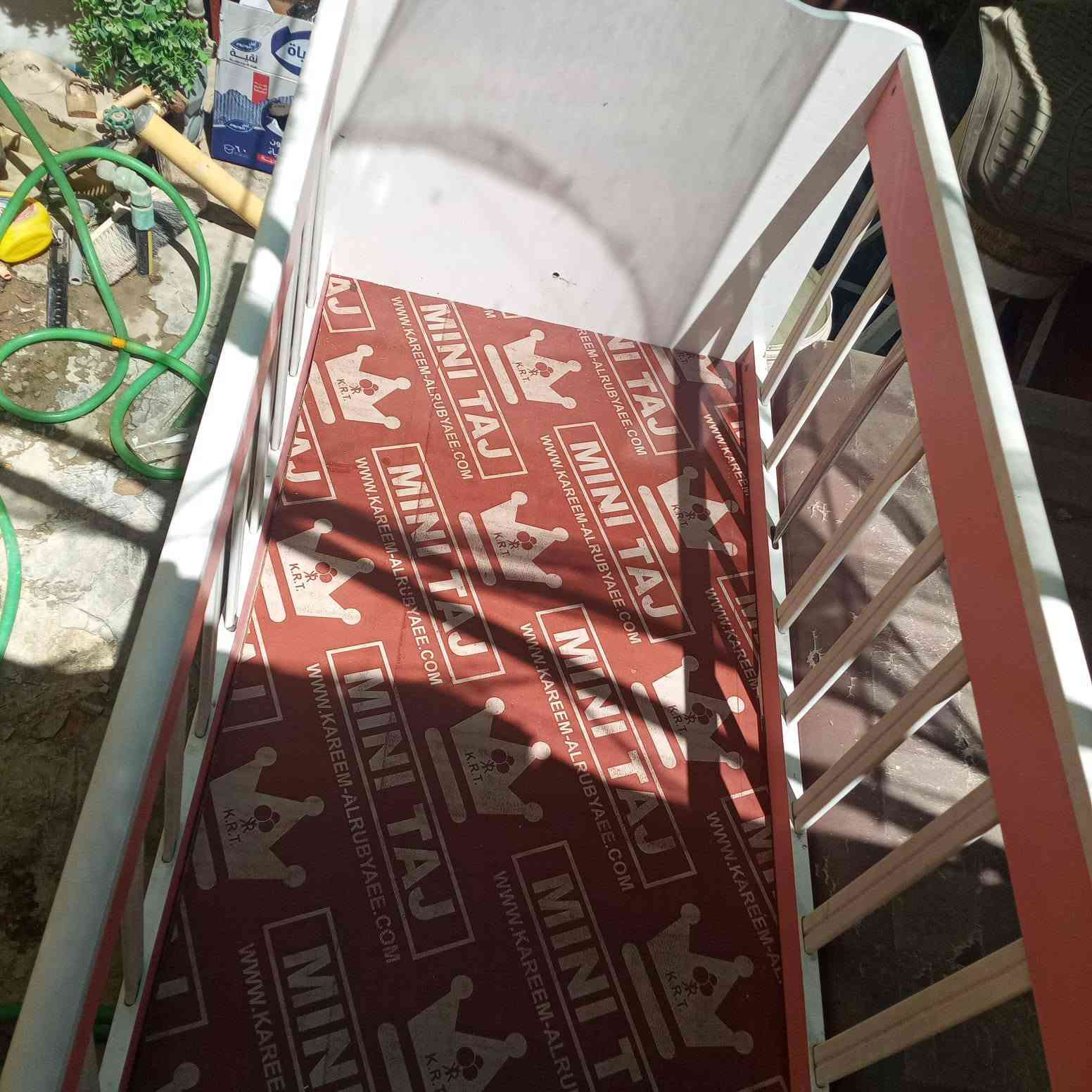 سرير اطفال هزاز نظيف ناقص مجرين فقط  و سعره ٢٥ مابي مجال
