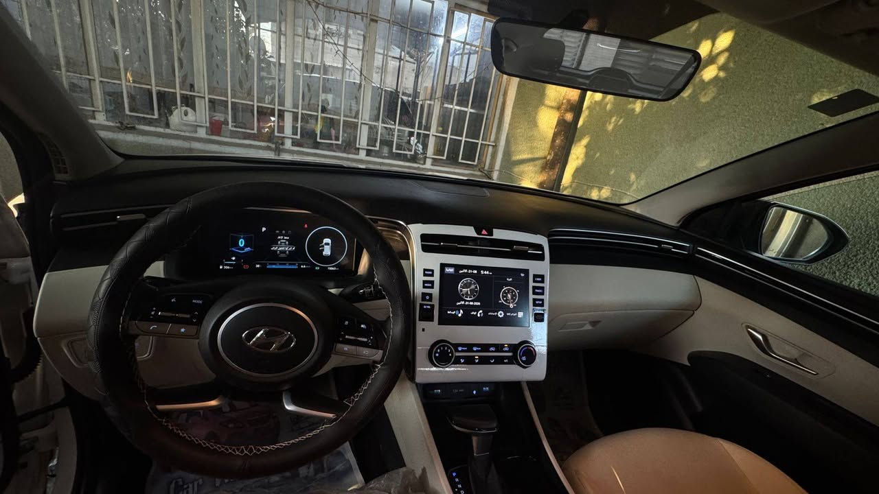 🔥 Hyundai Tucson 2024 | خليجي 🔥
💰 السعر٢٠٠ ورقة قفل السيارة بعدها بريحة الشركة والسبير ماشام الهواء  والسيارة جديدة بعنى الكلمة استخدام شخصي

للبيع توسان 2024 خليجي مكفولة، بممشى قليل 15000 كم وقابل للزيادة، سيارة مرتبة ونظيفة ومواصفاتها مميزة.

 المواصفات:
• كراسي خام أمامية للسائق والراكب
• تحكم كهربائي بالمقاعد الأمامية
• شاشة تحكم
• تحكم بالستيرن
• كاميرا خلفية
• بصمة وتشغيل زر
• تكييف أوتوماتيك
• تحكم بوضعيات القيادة
• Apple CarPlay / Android Auto
• حساسات خلفية
• مرايا كهربائية
• إنارة LED
. وبيها بعد مواصفات

الفحص و الملاحظات
السيارة بيها طخة خفيفة بالدعامية 

سيارة خليجي، مكفولة، وممشى قليل — والفحص متاح مسوي جديد

📞 للاستفسار  ***********
