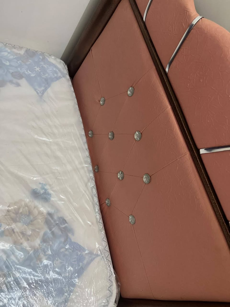 غراض بيت للبيع نظيفات كلش واكو بيهن غير مستخدم للبيع التواصل خاص او على الرقم ***********
سرير نفر مع مندر جديد غير مستعمل 85 الف
الكنتور 80 الف
البنكات الثلاثه ب 50 الف 
جدر الضغط 25 الف
الاوتي البخاري 17الف
الاوتي العادي وال ستاند 25الف
الطباخ 25 الف جديد غير مستخدم
البنكه ام الريموت 15 الف
العنوان البصره التنومه
