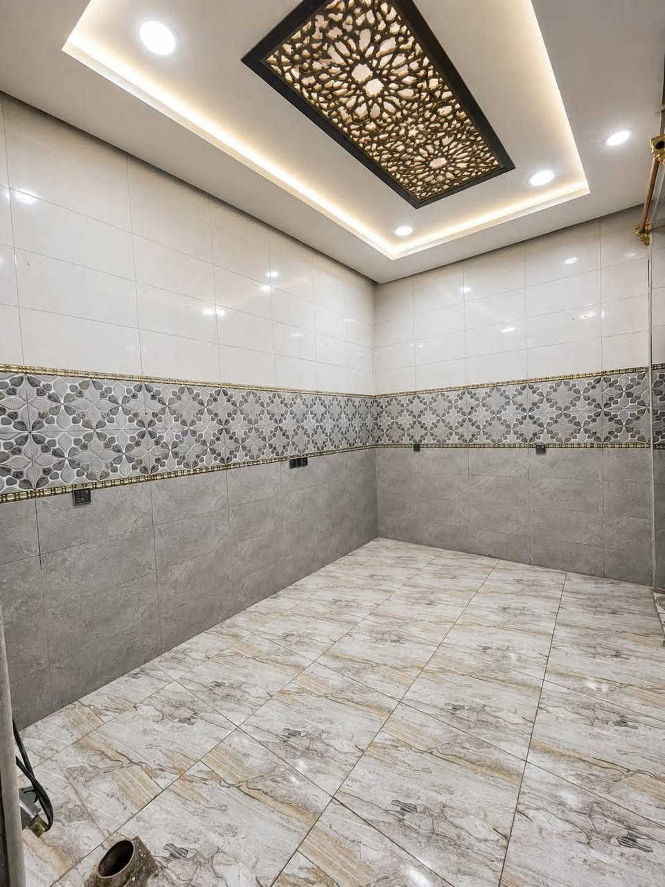 بيت مساحه ١٠٠ متر طابو صرف ثلاث طوابق يحتوي ع ٦ غرف صالتين ديوانيه مطبخ صحيات موقع تجاري الاسكان صناعي نهايه نزله ثالثه السعر ١٤٥ وبي مجال الشراي يتصل ***********
