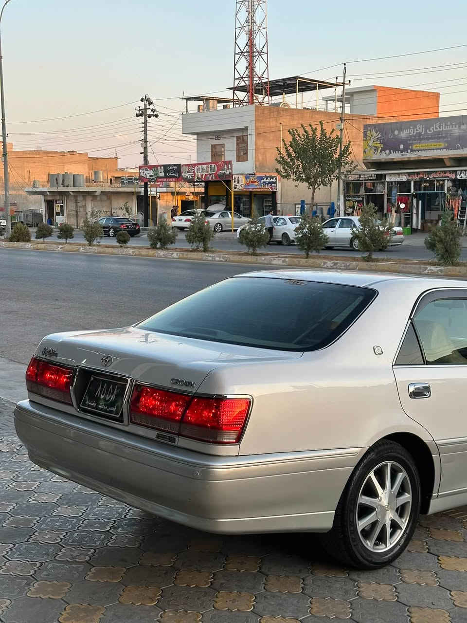 بە ناوی خوای گەورە
مەلیکە ساخ ساخ ساخ    (٢٠٠٣)
١٧٥ 
مواسەفات:
٤دوگمە و ناو زەرد
پەردە
سەلاجە 
مەرکەزی
٤ کوشن کارەبا 
گێچ ئەلیکترۆنی
پێش و دوا کریستاڵ 
سەیارەی ماڵە و تێر مەسرەفە ماڵی دۆستە
سەیارەکە کامل مەسرەفە نوقسانی نییە ڕۆنی مەکینەو هایدرۆلیکی گێڕی گۆڕاوە و سیوەیلی ئەکسلی گۆڕاوە هیچ مەسرەفێکی نەماوە تەبرید سارد و گەرم مەزبووت داشبڵی زۆر جوانە
تەنها ٣ پارچەی بۆیاخی ئەوروپایە
کەڤەر گۆڕاو ڕەقەم شانسی بە شەرت…..
بۆ نرخی  تەلەفۆن بکە لە خزمەتتام 
شوێن : عەربەت 
ڕەحمەتت لێبێت موشتەری نیت سەری خۆت و منیش مەیەشێنە سەیارە بە نامە و تەلەفۆن ناکڕدرێ موشتەریت وەرە سەیریکە 
***********

نص مكتوب في الصور:
- ***********