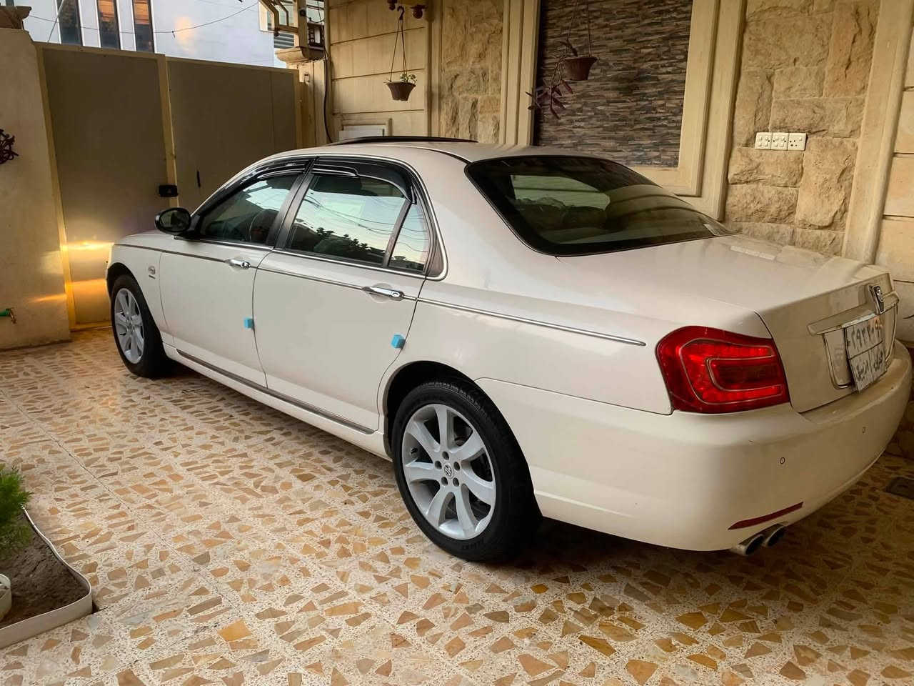 ام جي موديل 2014 فول مواصفات خليجي عدا البصمه السياره صناعه ابريطانيه بامتياز شكل الروزرايز جديده دواخل صاج ورزنه بالشارع متانة البدي مثل البيأم والمارسدس بيها قطعتين صبغ ربع من البنيد والجاملغ بدون دواخل السياره جديده مال جناي المحرك 1800 تيربو اقتصاديه وبنزين عادي بيها مواصفات هواي اخوان مستعجل علي بيعها لان راعيها الكردي يريد تحويل السنويه منتهي السعر 65 بيها مجال عنوان البصره الزبير *********** مراوس بي واي دي اف ٣ بس كون جديده
