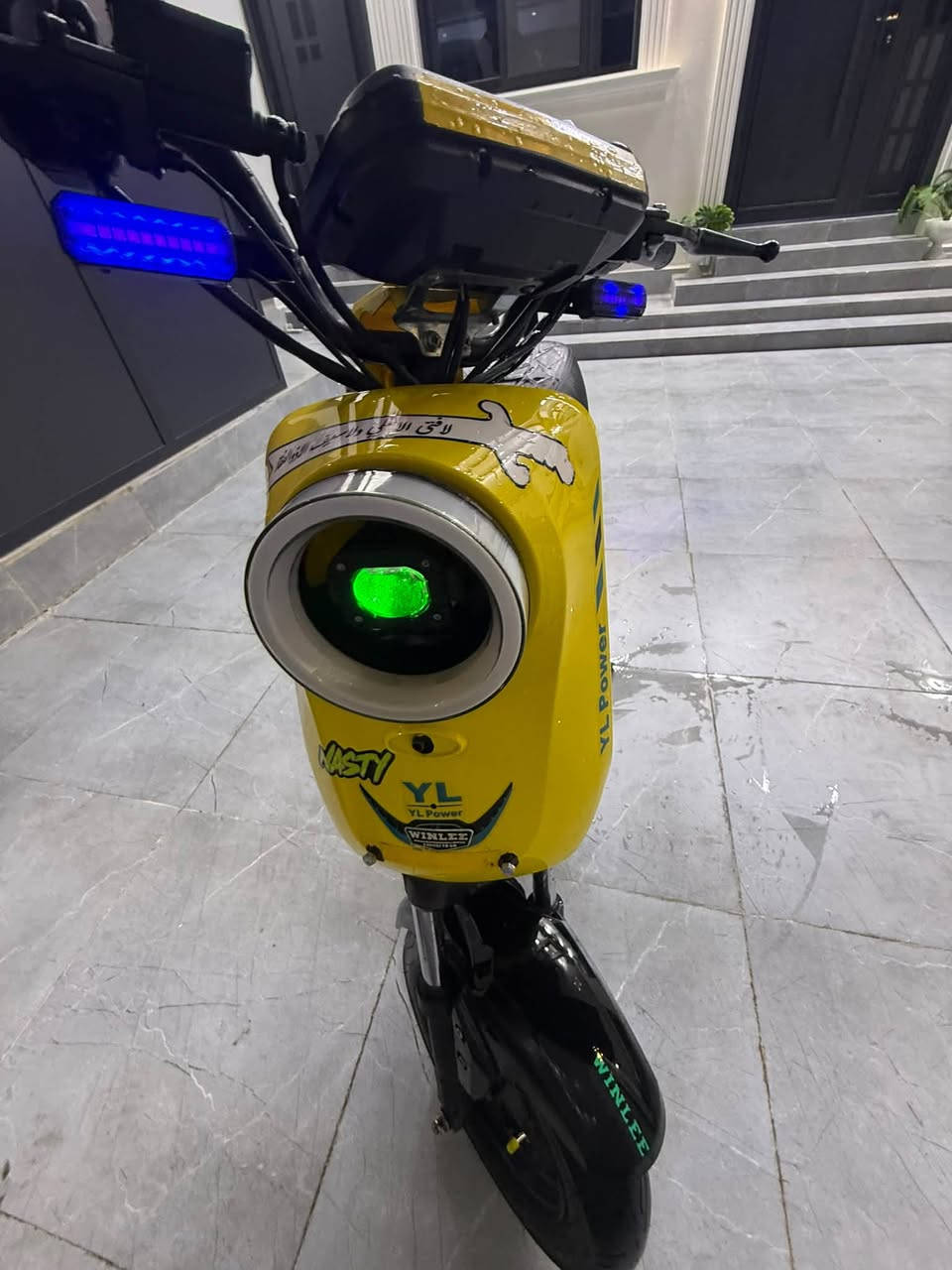 للبيع ماطور شحن
نوع R9
5 بطاريات فول
موديل 2025 
شركه ونلي احسن شركه
دراجه كامل كلا حساسات ونضيفه 
اي عيب مابيها شرط الفحص حيل حلوه ومرتبه
لون ليموني 4 سرعات سرعه 109 طياره ولله
اشاير نضام R  بك كلا شغال 
لايت دبل اشاره مابيها اي نقص شغل وطلع
سعرها 425 وبيها مجال 
للتواصل خاص 
او اتصال *********** بي واتساب
