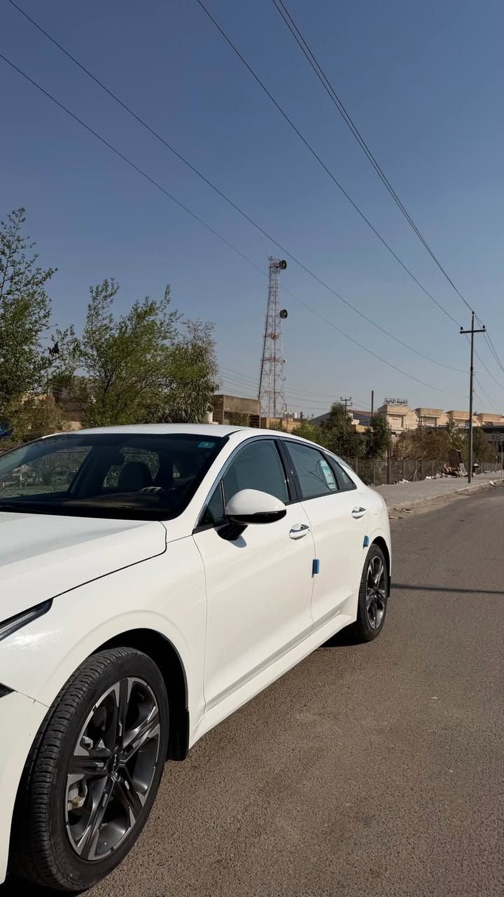 السلام عليكم 
كي فايف k5 خليجي للبيع مكفوله كفاله عامه 
رقم بغداد بسمي تحويل ثاني يوم 
شاشه كبيره✅
كامره خلفيه ✅
مرايا شفط✅
حساسات امامي خلفي ✅
كشن كهربائي✅
السياره بحاله الوكاله 
ماشيه 50✅
مكينه 2000 دوش✅
بصمه ✅
مكاني الناصريه *********** ناصرية, ذي قار
