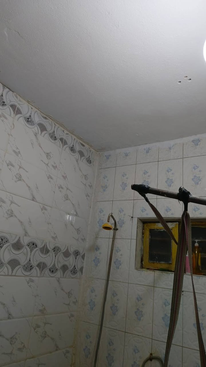 سلام عليكم
بيت للبيع مساحة 200متر متكون غرفتين نوم استقبال مطبخ صالة حمام داخلي تواليت خارجي 
عنوان الحسينية السكلات بل مربع مال15 منطقة كاملة خدمات والبيت قريب عل شارع 
لتواصل ***********
