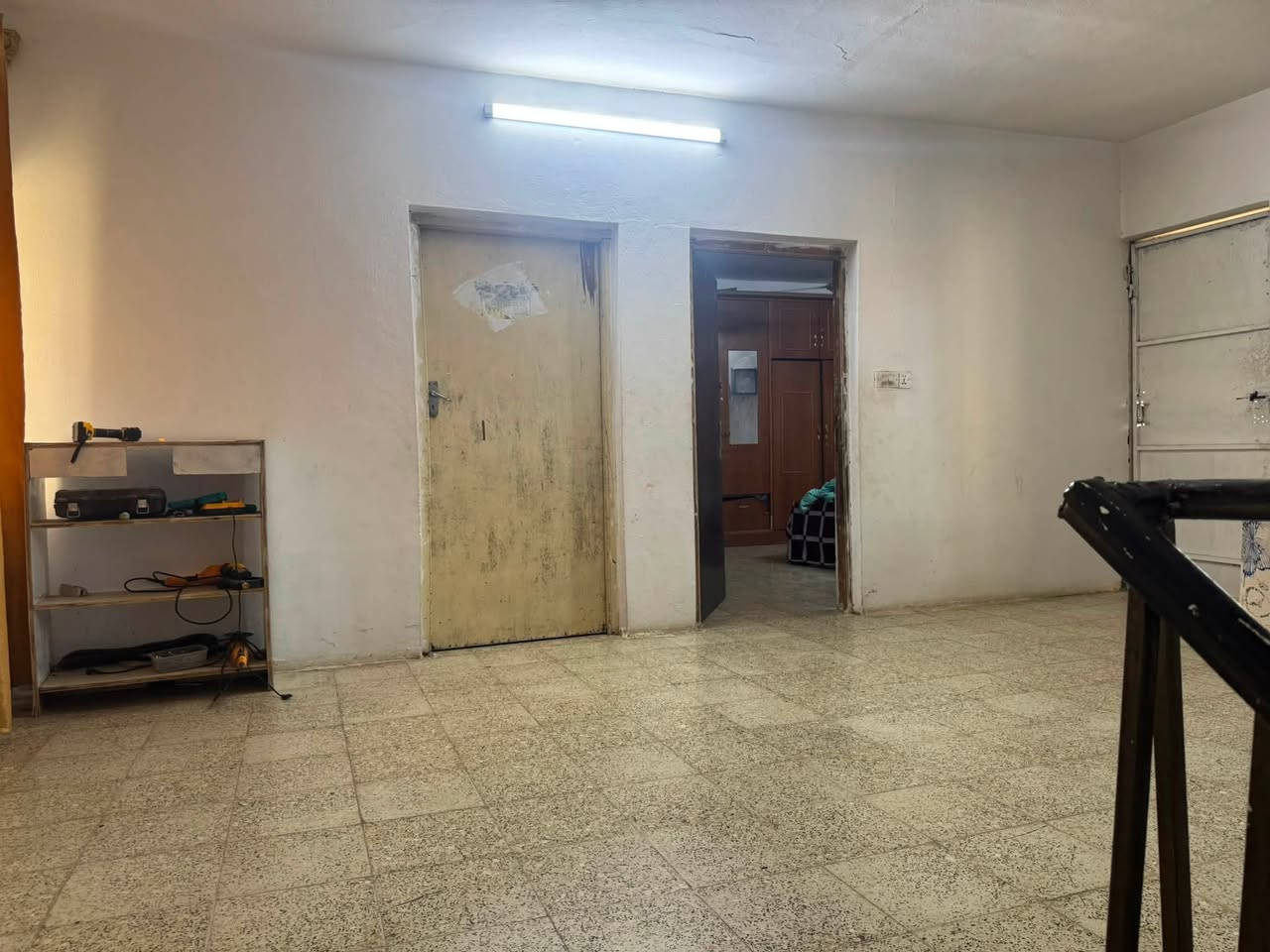 دار للبيع مقابيل اكرم ابو الفلافل المساحه 225 ثلاث غرف نوم وستقبال ومطبخ البيت طابقين التواصل *********** بي وتساب عنوان ابو غريب الشهداء مدخل العويسات قريب على القديم قرب جامع خلفاء الراشدين
