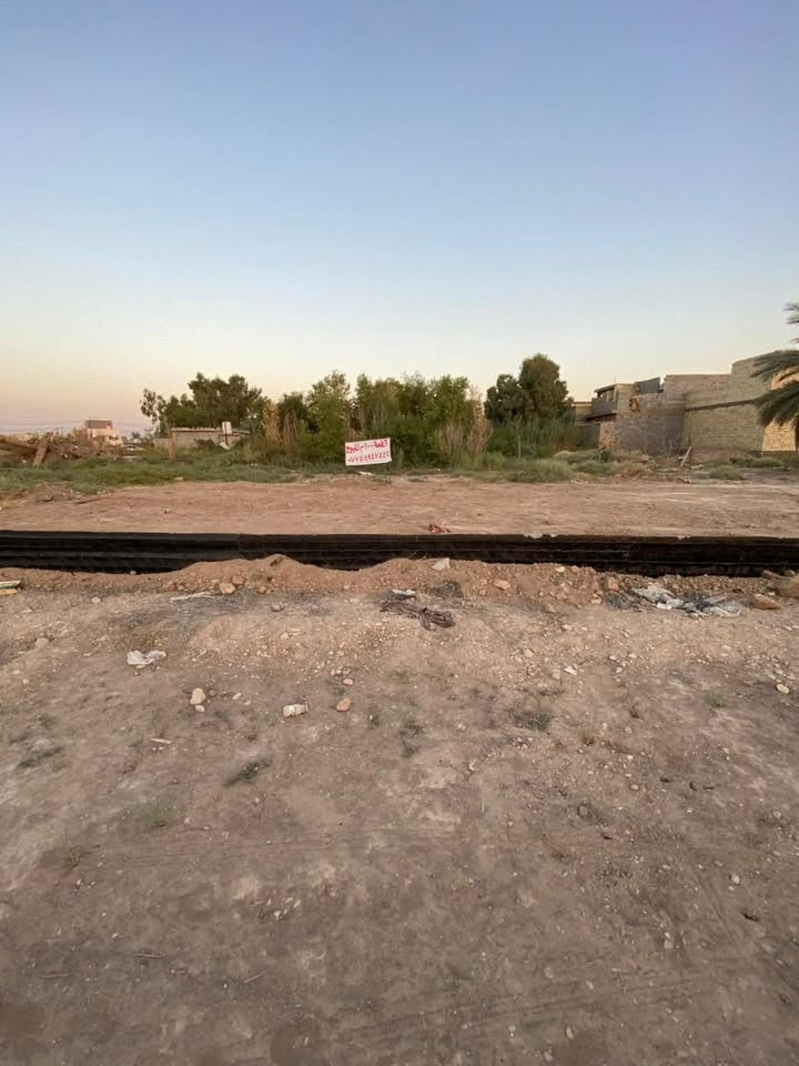 قطعه للبيع بالشهداء
مساحتها ١٠٠ 
بيها رباط ومدفونه 
للاستفسار اكثر اتصل ‭***********‬
