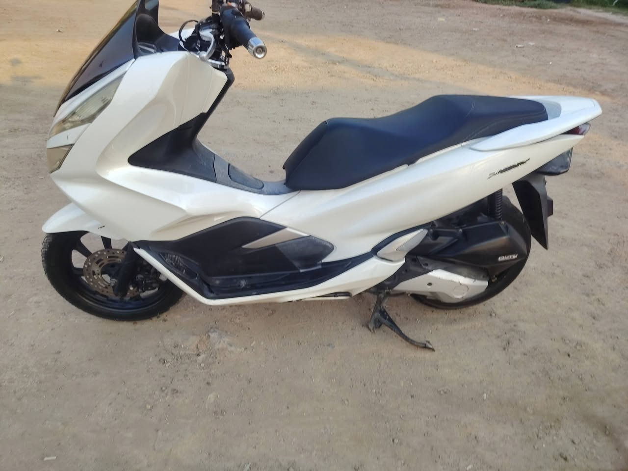 السلام عليكم PCX جيل ثالث كوري دراجة نظيفة ومرتبة نصبتها حلوة من نزلتها لحد الأن اديرلها فقط دهن موتل وبانزين محسن من عشق بغداد وكل شي بيها جديد مكاني بغداد المدينة السعر مليونين و100 الرقم***********
