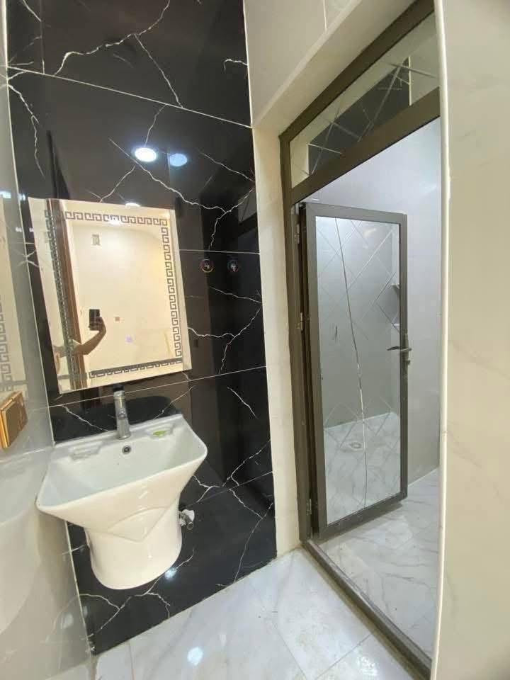 دار إلى الايجار المساحة 100 متر يتكون من 3 غرف نوم + صاله + استقبال + مطبخ + صحيات 🏠 العنوان بغداد الدوره مدخل البوعيثه مجمع السلطان الأول قرب المدارس السعر 💵 (550) قفل الاستفسار 📲 ( *********** )
