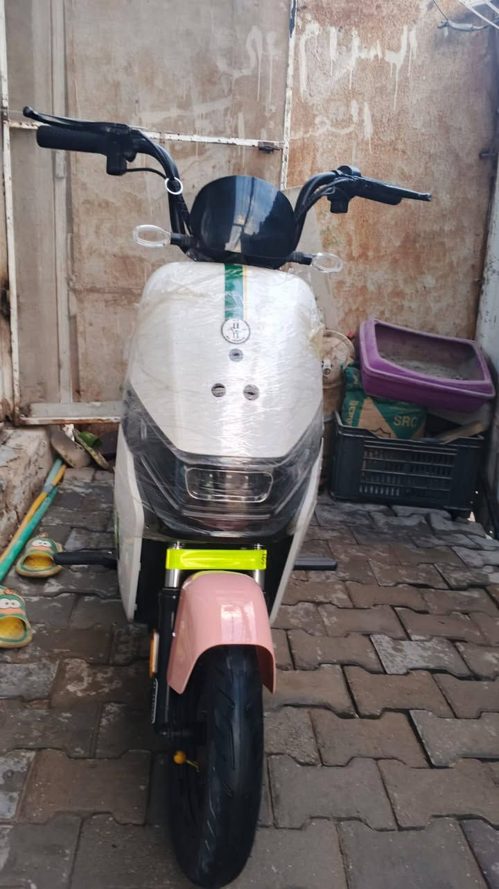دراجه شحن للبيع...
شركه GT M5
لون ابيض وبصلي .
 الدراجه جديده .
..
المواصفات شاشه لدى امامي عالي ناصي لدى الوان بلكفرات لد خلفي 
اشاره يمنى يسرى
دبل اشاره 
ويل حديد 
ملف حجم كبير 
.دبل امامي 
.دبل خلفي
.مريض يمنى يسرى 
.جك صفح *جك تعليك 
.دواسه رجلين خلفي
.دوليه رجلين امامي 
.شاحن موبايل 
.بطاريات عدد 5 حجم الكبير wenle
.سله حديد جديده مامشدوده 
.سويجات 2 بصمات 2
.هورن 
3 نمر بطيى وسريع 
.الدراجه جديده على الفحص مامتعوبه 
السعر 375 
وبيه مجال بسيط 
العنوان نجف حي المكرمه 
***********
