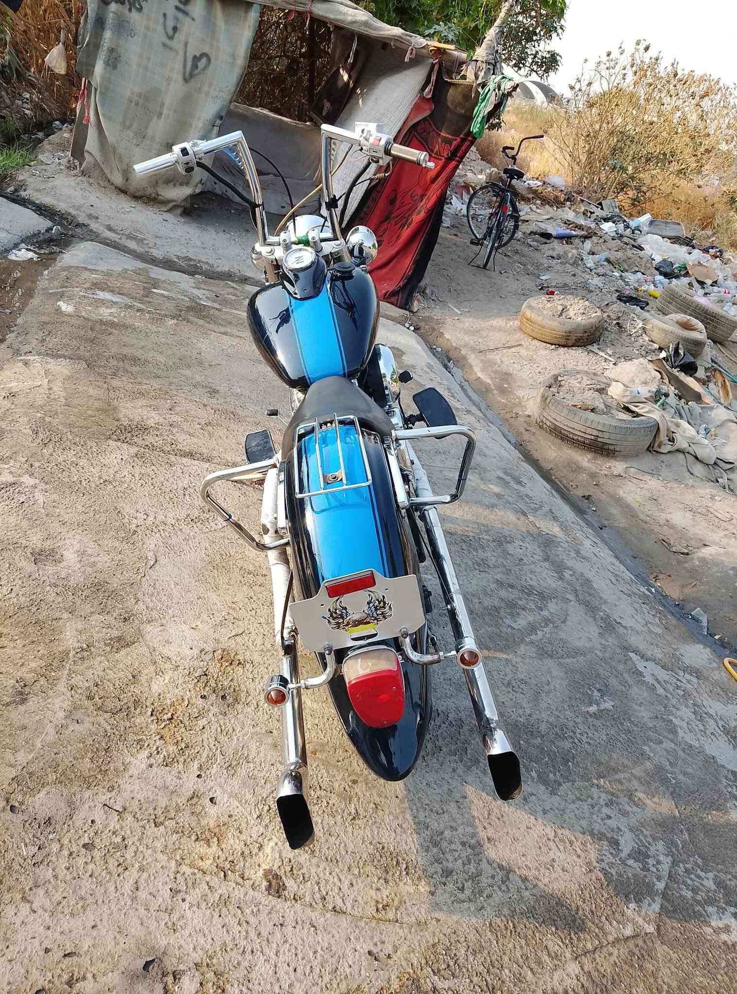 يالله السلام عليكم شباب دراك ستار 400cc
للبيع دراجه كامله ماناقصه اي شي اوراق  شوفه عينك 
1صالنصات يمنه ويسره 
2 لايت زنون عالي 
3 لون الدراجه بليل اسود بالنهار نيلي شذره تخبل
4كهربائيات كامله 
5 شي على شي دراجه ماناقصه اي شي فقط الدشلي مال السرعه 
ملاحضه اللون الازرك هذا لاصق شوكت متحب تغيره او شلعه ينشال 
السعر المطلوب 12$  مع مجال قليل ***********
