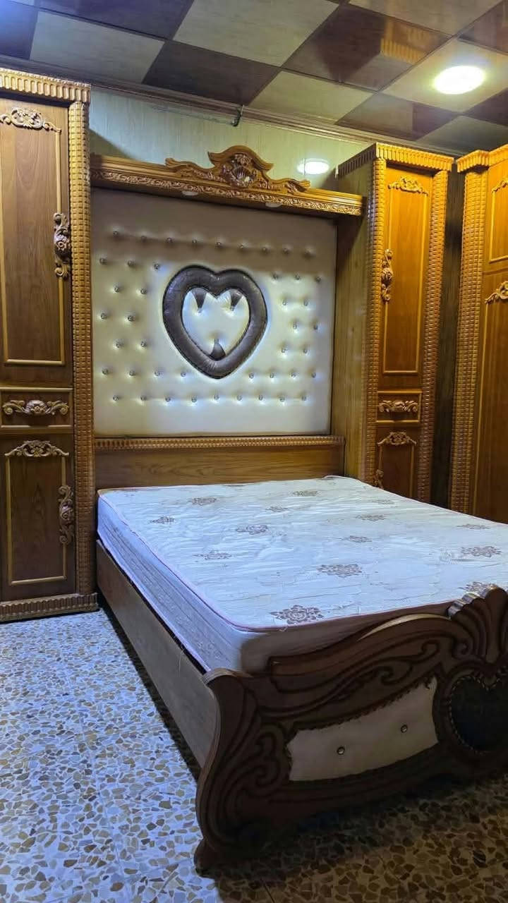 غرفه نوم صاج نظيف زان ثقيل
