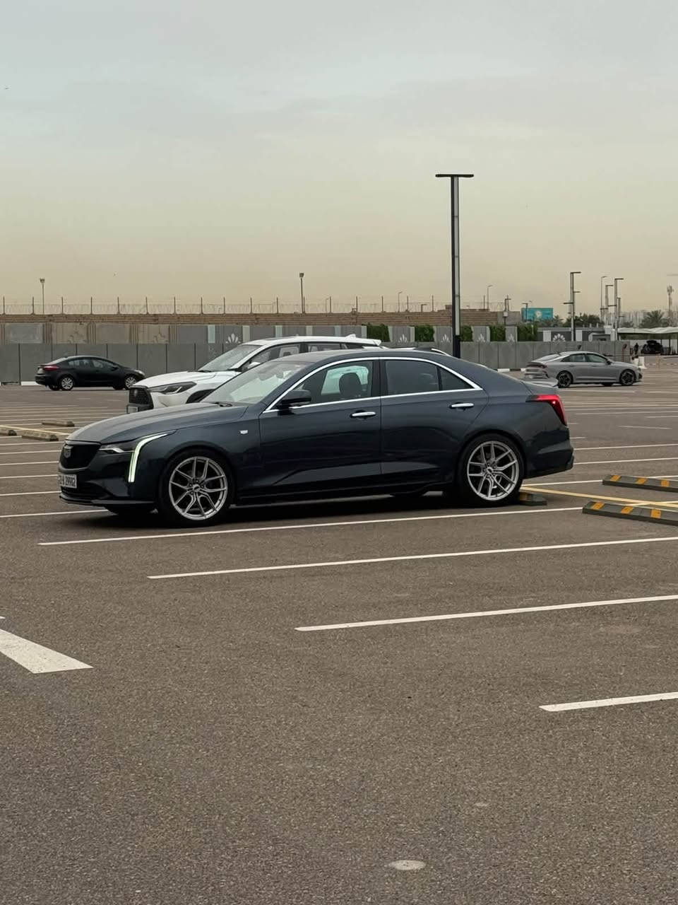 السلام عليكم
للبيع فقط سعر 200 ورقه وبي مجال
كاديلاك ct4 - premium luxury اعلى فئة وارد امريكي مديل 2022 
 حادث بسيط موضح بالصور ع كده تعمري
 سياره ماشية 40 الف 
قابل للزيادة 
محرك 2.7 تيربو - 4 سلندر ،
عزم 500nm قوة 350 hp
فول مواصفات السيارة /
فتحه سلايد 
كشنات جلد 
خزن ميموري
 تدفئة تبريد 
بصمة 
رادار تحديد مسار مواصفات الخ 
الاضافات 😕
اضائة داخلية امامية وخلفية كامل السيارة ، دركة كاربون فايبر ( دركتها الاصلية موجودة همين ) 
، دفيوزر خلفي اسود ، لحية امامية اسود ، دوسات اسود 

شبه كلين السيارة و مابيها لا شاصي ولا لغد عالفحص 
كير مكينة مكفولات 
و الصبغ فقط بنيد 
رقم اربيل بأسمي 
مكان سياره بغداد 
هـ ***********
