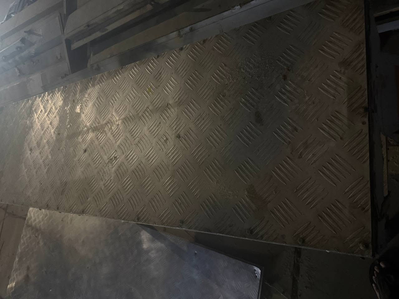 ميز حديد • نظيف • البلديات