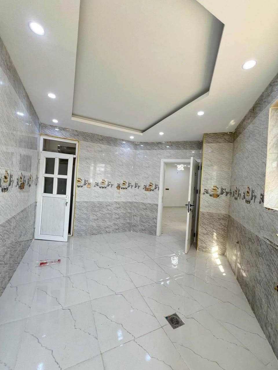 سلام عليكم
بيت للإيجار فول مواصفات 
بناء حديث وبأحلى منطقة بكركوك 
عنوان : حي الواسطي / شارع عريض 
مواصفات : بيها غرفتين نوم  وهول  ومطبخ وصحيات وكراج للسيارة 
ملاحظة : مدخل واحد ما بيها استقبال فقط هول..
للتواصل  
رقم اسيا : ***********
واتساب : *********** 
وشكراً
