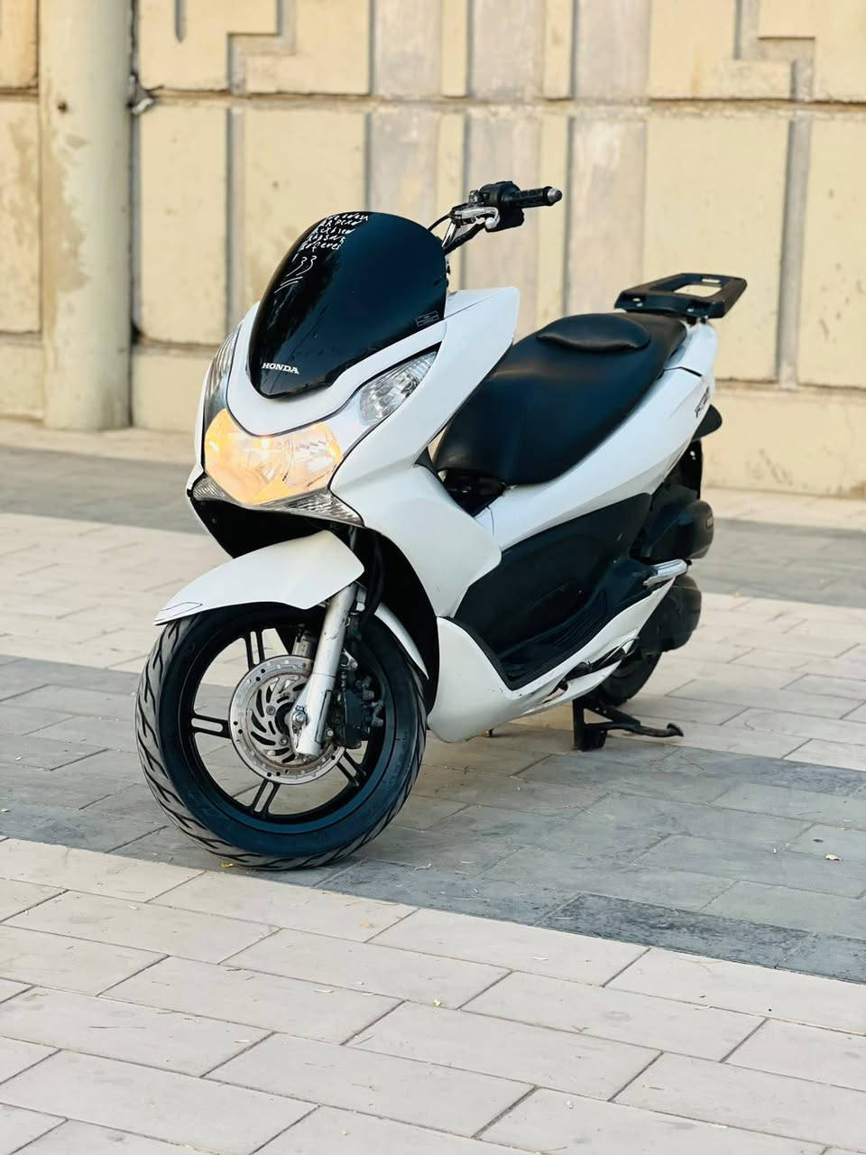 السلام عليكم للبيع دراجه pcxجيل الاول ماشيه19الف  دراجة  ماخذها رمبه الدراجه وأعلى ايدي حجم مكينه 150ياباني الاصلي دراجه جديده مال جناي وعلئ ايدي  
ياباني الاصلي دراجه كامله أستان كهربائي حساس ازدحام سويجات دراجه جديده الدراجه  احلا من الصور مال جناي المكان بغداد دراجة مكفوله اي نقص مابيه السعر مليون و300
وبيها مجال بسيط  
اي استفسار ***********

