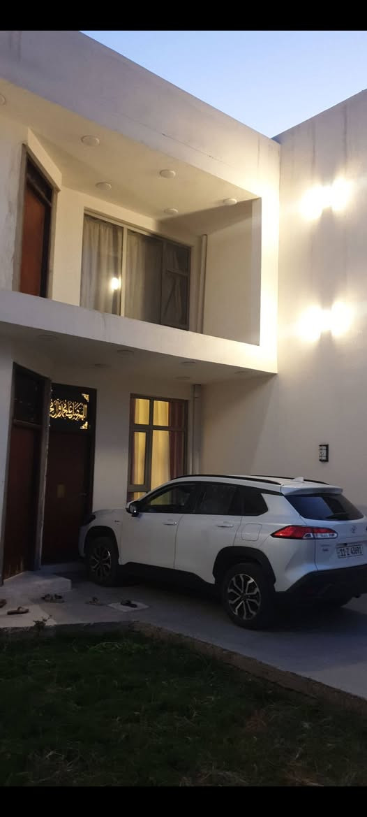 بيت للبيع المدائن بداية الجعارة شارع ماهر مساحة ٢٠٠ متر زراعي على ال٣٥ طابقين 4 غرف نوم واستقبال وصالة فوك وصاله جوه صحيات داخليه وخارجيه  حديقه وكراج.منطقة تبليط ومجاري وماء اسالة  للمعلومات اكثر الاتصال ***********
***********

نص مكتوب في الصور:
- ٢٢ آب ٢٠٢٥ ٦:٥٢ م