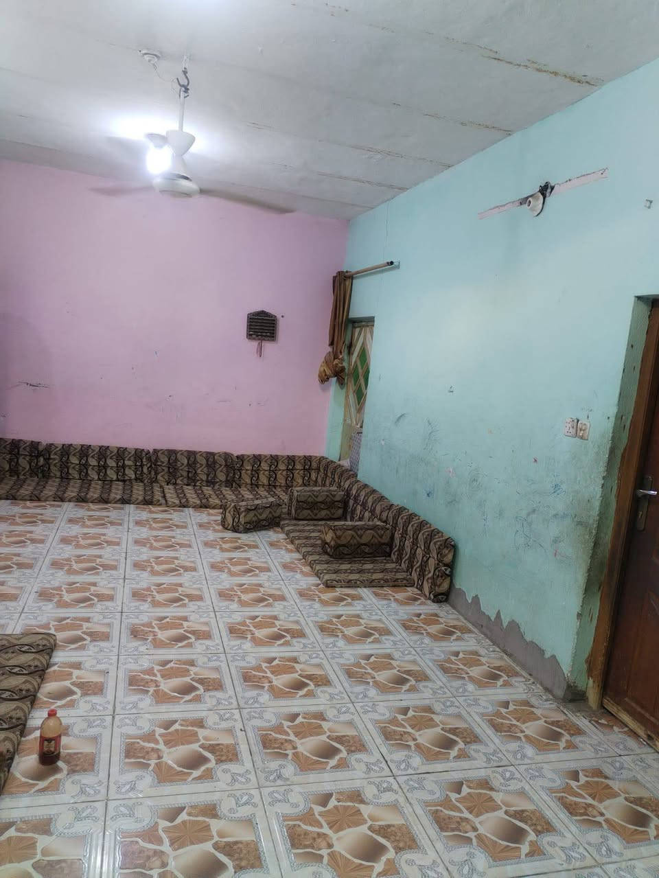 السلام عليكم بيت للبيع 200 متر عكادة.  بلجربرعية الأولة كامل عل مبادرة مطلوب للمصرف العقاري 84 مليون القصد الشهري 380 الف.  بيد البائع 50 وقابل لتفوض مع استبدال الكفيل تفاصيل البيت غرفتين + صالة+ مطبخ حار وبارد+حمام داخلي وخاورجي+ براني
الطابق الثاني غرفة ضمن البيتونة+ عرفة كشف لصطح معة حمامات_ الاستفسار***********عنوان المكتب الجربوعيه الأولى قرب مدرسه القحطانيه السايدين مقابل صيدله الاسره
