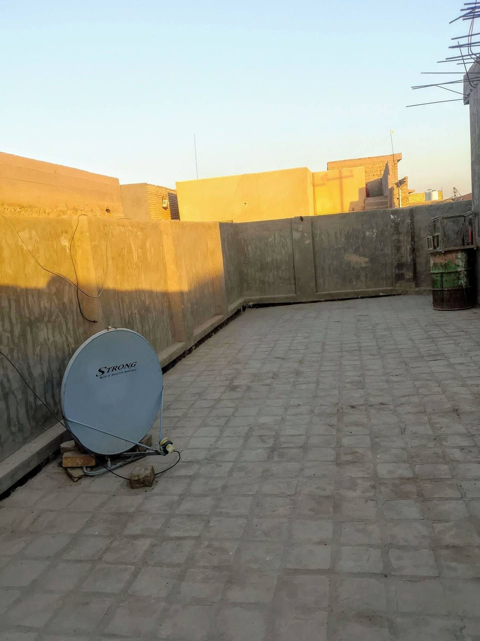 ١٠٠م • ٢ غرف • بناء حديث