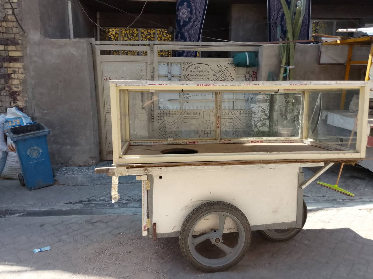 عربانة لبلبي جاهزة مع جامخانة( حماية من المطر والاتربة)

انارة داخل الجمخانة  شمعات لد شمسية 
تايرات نضيفة 
الداخل الارضية مغلفة المنيوم 
باب المنيوم
العربانة خشب وخفيفة 
موضحة امامكم 
***********
بغداد مدينة الصدر
