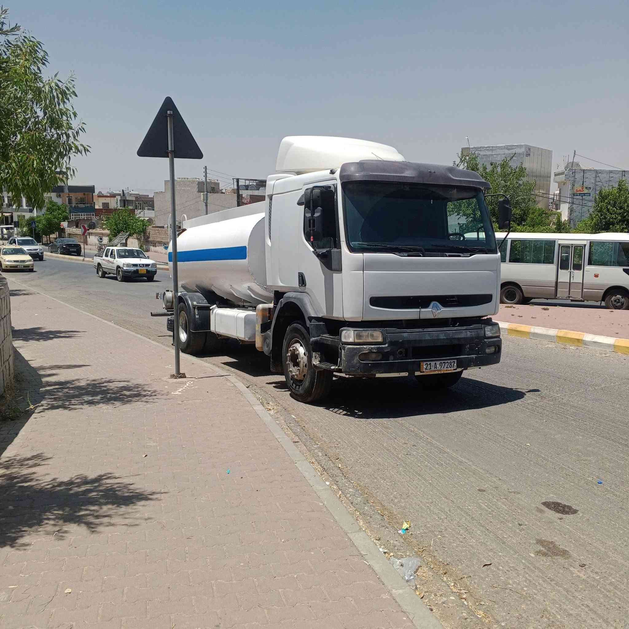 رينو تنكر جاهز شغل محرك گير اكسل بشرط محرك إنجكتر حجم٢٧٠ شاسي طول٦.٥م حجم تنكر١٢٠٠٠ل 
*********** ***********مكان سليمانيه سنويه نهايه ٢٠٢٨
