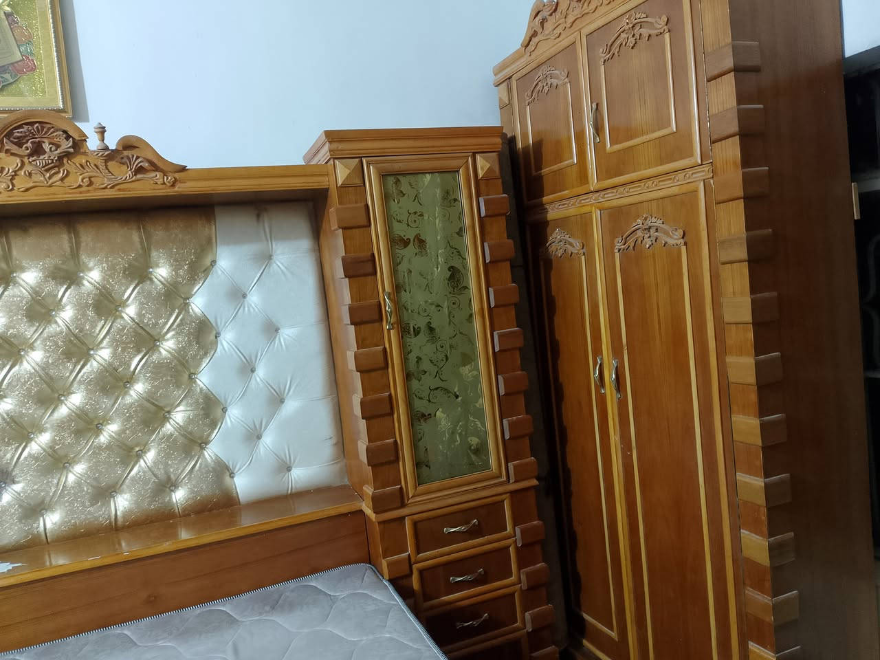 سلام عليكم غرفه كاملة للبيع اخشاب صاج تفصال جديد  عراقي درجه اولى كبل جيب وشد جاهزه للئخير مكان كربلاء سعره ،

 ***********
