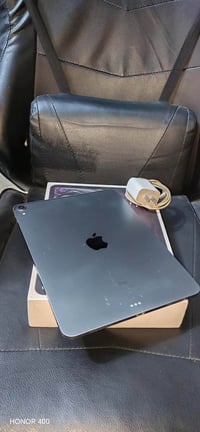 ايباد برو ١١ • ٢٥٦ غ.ب. • بطارية ٨١٪